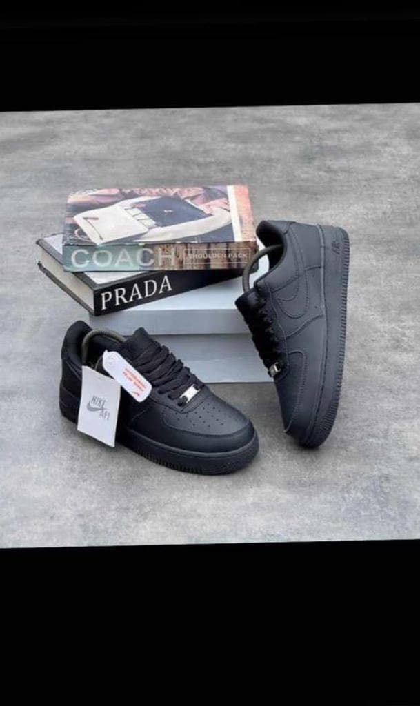 Nike All Black Low Ankle sneakers